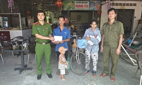 Chồng chạy xe đạp điện đưa vợ mới sinh cùng 2 con nhỏ về quê, kiệt sức bên quốc lộ và cái kết ấm lòng