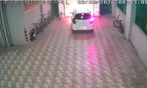 Khoảnh khắc kinh hoàng: Tài xế lái ô tô lao thẳng xuống hố thang máy từ độ cao 7,6m