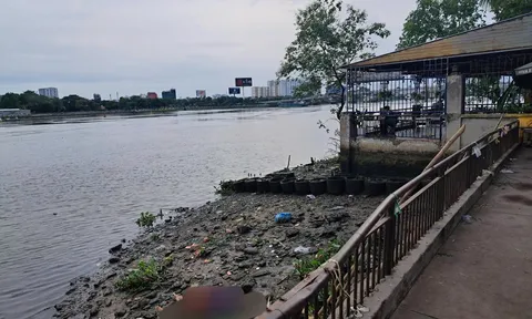 Dây câu mắc vật thể lạ, nhóm người hoảng hốt phát hiện thi thể phụ nữ trên sông Sài Gòn