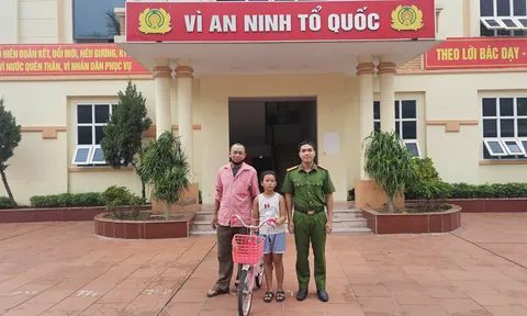 Bé gái 9 tuổi hoang mang đạp xe lúc 3h sáng, may mắn được công an phát hiện