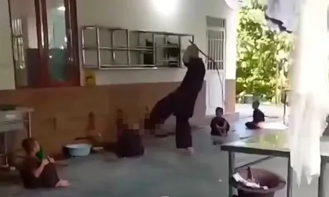 Người đàn ông mặc áo nâu đánh cháu bé ở chùa Bầu, xót xa tiếng van xin: “Em đau lắm rồi, làm ơn…”