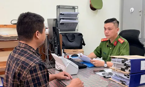 Thi hành Lệnh bắt giam, khám xét nơi ở của ông chủ nhà sách Tăng Tiến