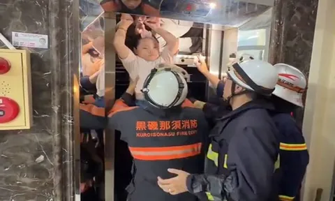 Giải cứu 13 người mắc kẹt trong thang máy ở Hà Nội, có 8 trẻ em: “Dũng cảm lên! Có chú đây rồi!”