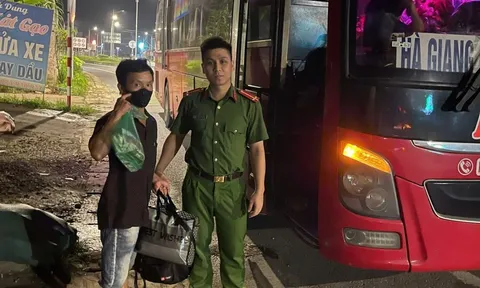 Đi bộ từ Hà Nội về quê trong tình trạng kiệt sức, người đàn ông may mắn gặp Công an