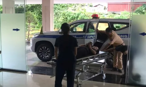 CSGT Lào Cai kịp thời đưa người phụ nữ bị thương nặng đi cấp cứu