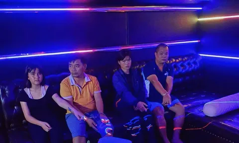 Đột kích phòng hát karaoke, phát hiện Lò Thị Vi và Lò Thị Dương đang "làm chuyện mờ ám" cùng 2 người đàn ông