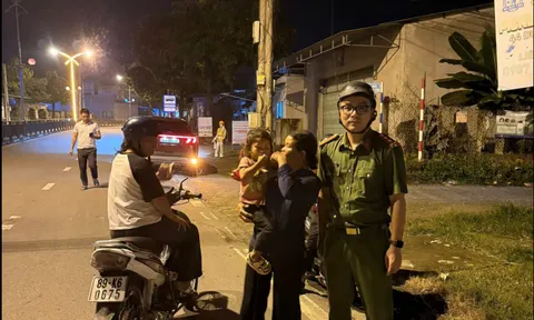 Phát hiện cháu bé 5 tuổi đi một mình trong đêm, công an lập tức vào cuộc