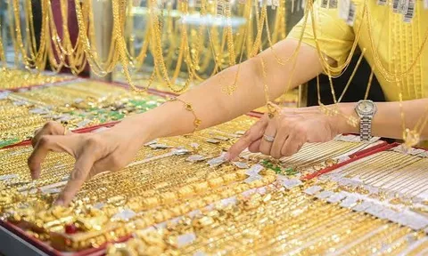 Giá vàng hôm nay 15/8: Vàng SJC và nhẫn đồng loạt giảm mạnh, vàng thế giới bật tăng