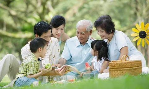 Trao hết tài sản cho con khi còn sống: Cha mẹ có thể đánh mất quyền tự chủ lúc về già?