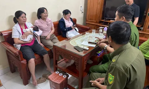 Phát hiện bé gái gần 1 tháng tuổi bị bỏ rơi trong giỏ nhựa cùng lời nhắn của mẹ