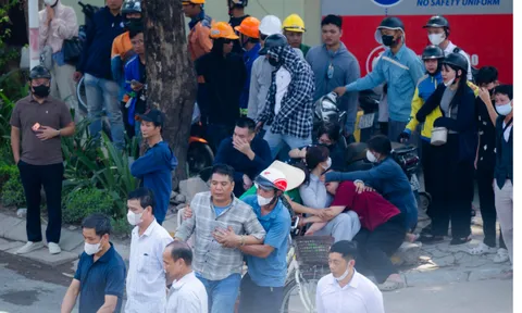 Người thân gục khóc tại hiện trường vụ va chạm xe buýt trên đường Nguyễn Trãi, một cháu bé 5 tuổi tử vong