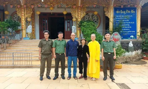 Công an xuyên đêm tìm người thân cho cụ bà 80 tuổi đi lạc sau đám cưới