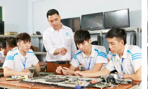 Nhà giáo được thay đổi sang vị trí việc làm giáo viên trung học nghề thì được bổ nhiệm vào hạng chức danh và xếp lương như thế nào?