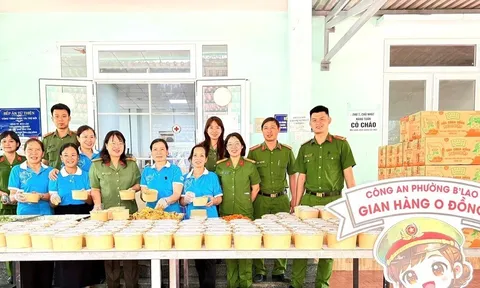 Ấm áp nghĩa tình những suất ăn gửi đến bệnh viện của Công an tỉnh Lâm Đồng
