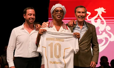 Ronaldinho trở lại sân cỏ ở tuổi 46, chính thức khoác áo Ravenna FC