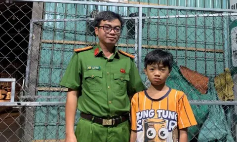 Bé trai 12 tuổi đạp xe giữa đêm, may mắn được công an phát hiện điều bất thường
