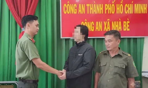 Kịp thời cứu người đàn ông Hàn Quốc nhảy sông ở cầu Phước Long
