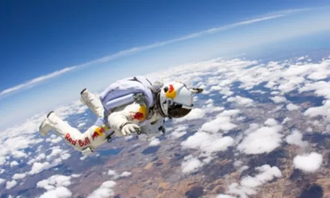 Rơi từ độ cao gần 39 km với tốc độ 1.368 km/h, người đàn ông sống sót nhờ điều gì?