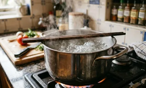Vì sao nên đặt đũa gỗ ngang miệng nồi khi nấu ăn? Công dụng bất ngờ ít người biết