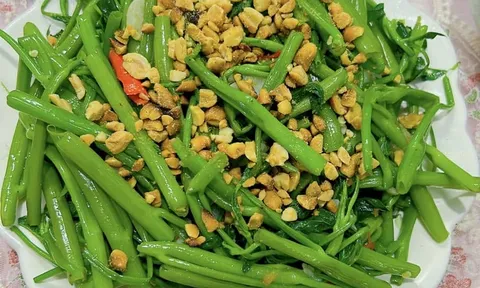 Xào rau muống muốn xanh giòn, không bị thâm: Nhớ thêm ngay 1 thứ nước này vào