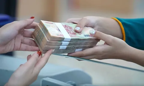 Đảng viên được nhận 4.554.000 đồng tiền thưởng kèm huy hiệu Đảng theo Hướng dẫn 18 cho bao nhiêu năm tuổi Đảng?