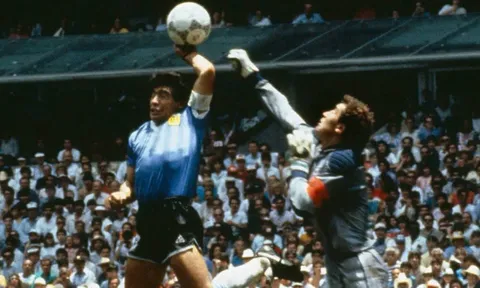Quả bóng gắn với khoảnh khắc bất tử của Maradona được bán giá 3,35 triệu USD