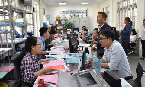 Thủ tục kéo dài thời gian giữ chức vụ đến tuổi nghỉ hưu đối với công chức, viên chức theo Quyết định 964 như thế nào?