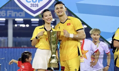 Chính thức công khai: Lê Giang Patrik hôn MC Hoàng Oanh mừng Việt Nam vô địch!