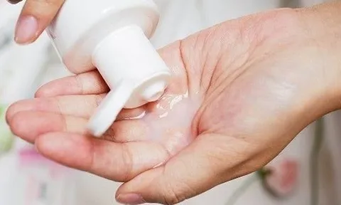 Thu hồi toàn quốc 2 lô dung dịch vệ sinh phụ nữ Rolux AF bị xác định là hàng giả