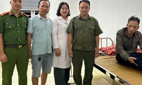 Trong đêm mưa bão, Công an Hà Nội kịp thời cứu người đàn ông gục bên đường
