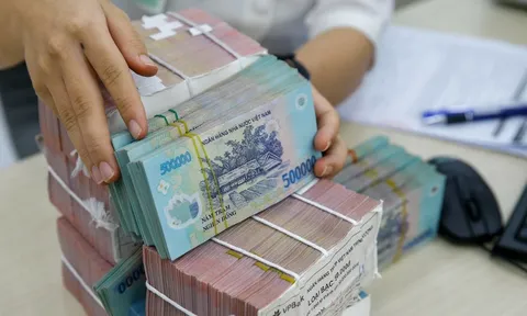Chi tặng 700.000 đồng và 900.000 đồng/người cho mỗi Đảng viên (bao gồm tiền mặt và tặng phẩm) khi có huy hiệu bao nhiêu tuổi Đảng theo Nghị quyết 64?
