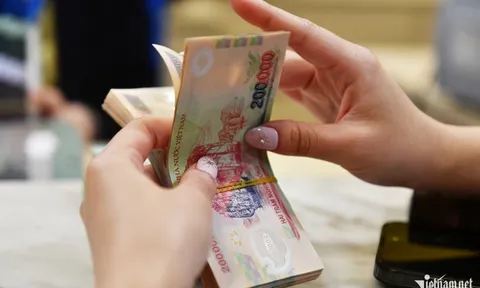Tạm dừng chi trả thu nhập tăng thêm cho công chức theo cơ chế tài chính, thu nhập đặc thù đối với trường hợp nào?