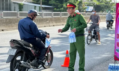 14 Trạm dừng chân tiếp sức người dân dịp 2/9 của Công an Đồng Tháp: Nghĩa tình đong đầy trên những cung đường về quê đón lễ