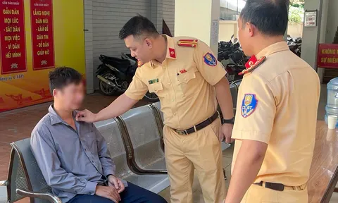 Người thợ xây bị rách giác mạc, kiệt sức trên đường về quê được CSGT kịp thời giúp đỡ
