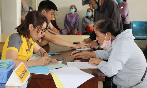 Thủ tục nhận trợ cấp hằng tháng cho NLĐ không đủ điều kiện hưởng lương hưu và chưa đủ tuổi hưởng trợ cấp hưu trí xã hội theo Quyết định 2270 ra sao?