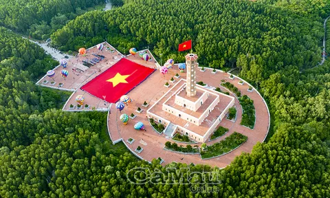 Ngắm lá cờ Tổ quốc lớn nhất Việt Nam tung bay giữa đất trời Đất Mũi, kích thước khiến nhiều người bất ngờ
