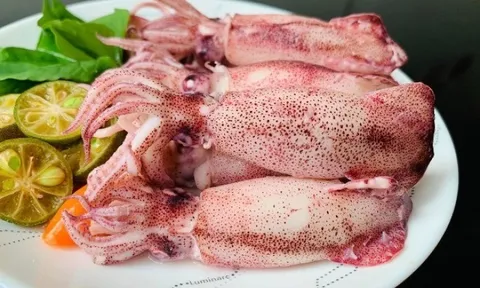 Luộc mực, người cho sả người lại thêm quất: Đây mới là cách luộc mực ngon, giòn ngọt, căng phồng, không bị tanh