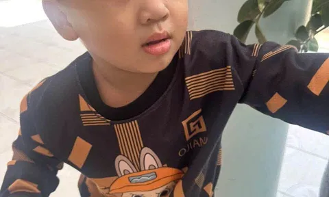 Bé trai 2 tuổi bị bỏ rơi trước cửa nhà dân, bên cạnh chỉ có mảnh giấy