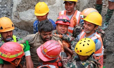 Phép màu 9 ngày sau thảm họa ở Nepal: 2 công nhân được giải cứu khỏi đường hầm
