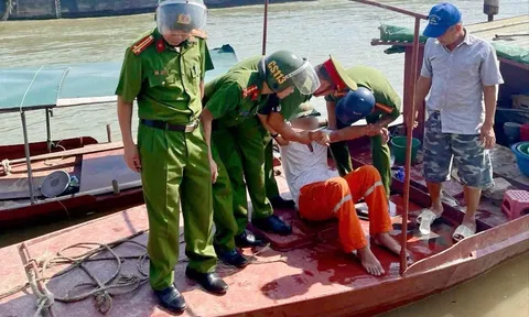 Cảnh sát 113 kịp thời cứu người đàn ông rơi xuống sông Lô tại cầu Vĩnh Phú