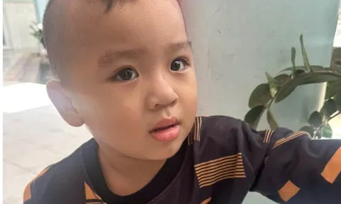 Bé trai 2 tuổi bị bỏ rơi trước cửa nhà dân, bên cạnh chỉ có mảnh giấy