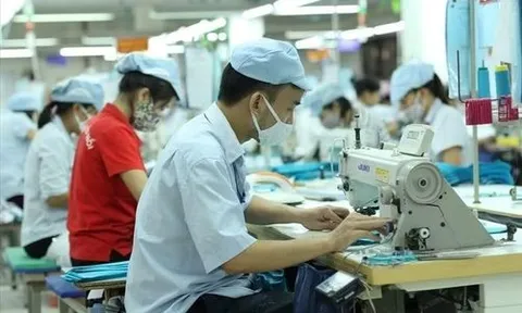 Lương tối thiểu 2027 tăng 7,8%: Tăng ngay từ đầu năm hay lùi đến tháng 7, Bộ Nội vụ nói gì?