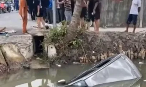 Ô tô chở 5 người lao xuống mương khiến đôi vợ chồng tử vong, xe chỉ vừa đi được 250m