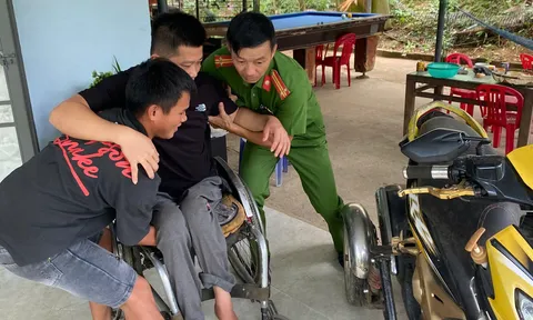 Công an xã Trà Liên tận tình hỗ trợ người khuyết tật làm định danh điện tử