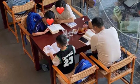 Bức ảnh gia đình trong quán cafe gây sốt khắp MXH, hai cậu bé làm một việc khiến nhiều người “xin vía”