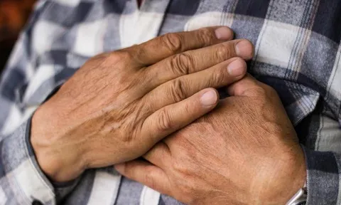 Tưởng chỉ phụ nữ mới mắc, cụ ông 84 tuổi phát hiện ung thư vú sau một dấu hiệu ít ngờ