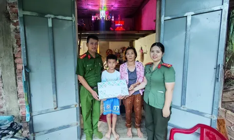 Ấm áp những món quà đầu năm học mới Công an xã Vu Gia trao tặng các em học sinh có hoàn cảnh khó khăn