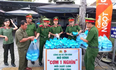 Ấm lòng những suất “cơm 1 nghìn” của Công an xã Tân Bình cho người dân khó khăn