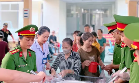 “Nồi cháo nghĩa tình” của Công an Quảng Trị