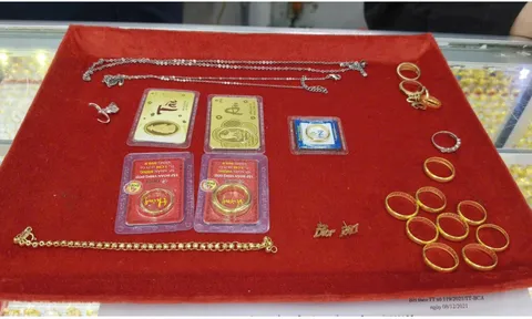 Cụ bà 78 tuổi nhặt được 15 nhẫn vàng cùng nhiều nữ trang và hành động đáng quý